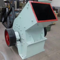 小型錘式破碎機(jī)物料均勻進(jìn)入破碎腔靠沖擊來破碎物料作業(yè)